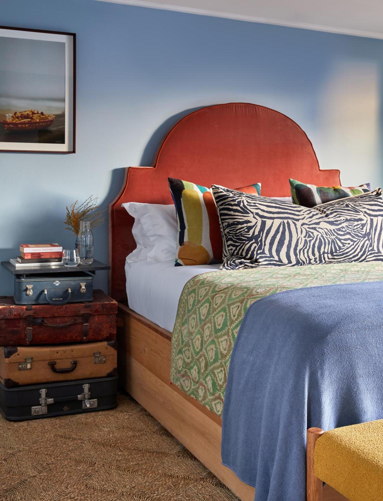 Zimmer mit Kingsize-Bett und Balkon